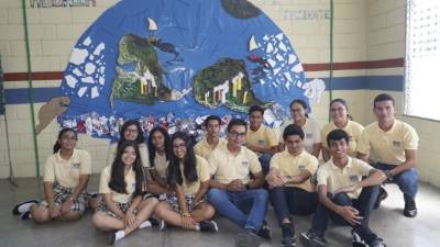 Los estudiantes del Liceo Bilingüe Centroamericano ganaron el primer lugar con su mural “Agonía”.
