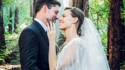 Hilary Swank y Philip Schneider se casaron en una íntima ceremonia en una reserva natural.