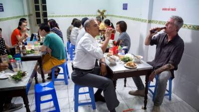 El expresidente Barack Obama cenó en Hanoi, Vietnam, con el chef Anthony Bourdain.