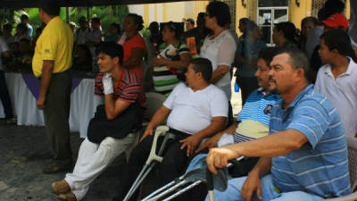 José Luis Hernández, (izquierda), junto a sus compañeros de Amiredis, piden mejores condiciones para ellos.