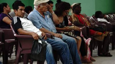 A diario unas 40 personas son atendidas en el área de dermatología del Rivas.