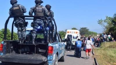 La parte de la caravana que decidió avanzar de manera indocumentada terminó de salir de Chiapas el lunes. Otro grupo se encuentra en la frontera con Guatemala.