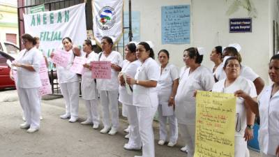 Desde las 7:00 am las enfermeras del Leonardo Martínez se sumaron al plantón.