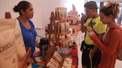 Microempresaria ofreciendo su producto en feria instalada en 2019 en centro comercial de la ciudad.