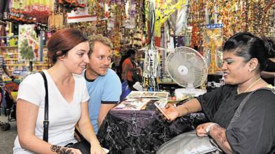 Austin Craig y Beccy Bingham-Craig utilizaron bitcoins para pagar por un tatuaje de henna en Singapur