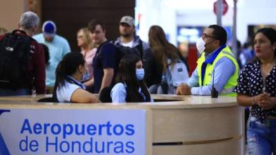 En el aeropuerto Villeda Morales, el personal ya utiliza mascarillas. Fotos: M. Valenzuela.