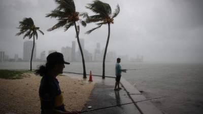 La tormenta tropical Gordon azota a Florida con fuertes lluvias y vientos dejando a miles de personas sin electricidad, mientras se fortalece con posibilidad de convertirse en huracán cuando toque tierra a lo largo de la costa central del Golfo de México.