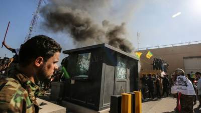 Miles de manifestantes y paramilitares iraquíes pro-Irán atacaron este martes la embajada de Estados Unidos en Bagdad, en protesta por los bombardeos estadounidenses en Irak que mataron el domingo a una veintena de combatientes.