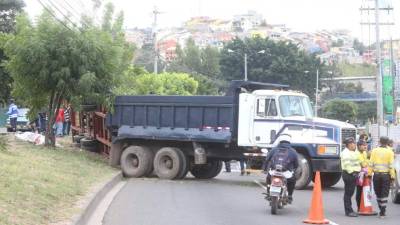 El pesado automotor prácticamente aplastó al hombre.
