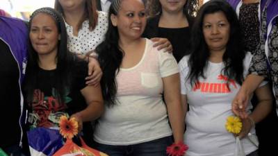 Cinthia Marcela Rodríguez, Alba Lorena Rodríguez y María Orellana al salir de la cárcel.AFP