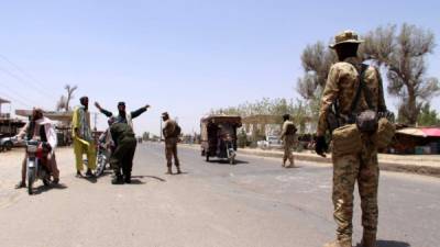 Imagen de un control de las fuerzas de seguridad afganas en la provincia de Helmand (Afganistán). EFE/Archivo