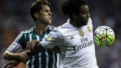 Marcelo es marcado por Álvaro Cejudo del Betis.