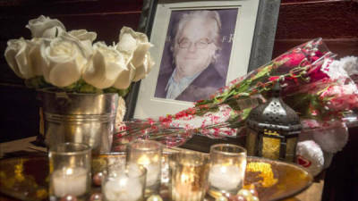 Un homenaje improvisado en el edificio donde se encontró el cuerpo del actor Philip Seymour Hoffman en Nueva York, EE.UU. EFE