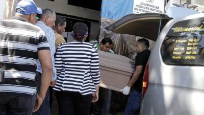 Familiares de la víctimas del tiroteo ayer les dieron el último adiós a sus seres queridos entre lamentos y llanto.