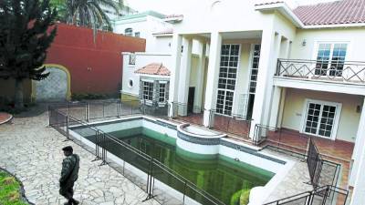 Otra de las lujosas propiedades compradas con fondos del Seguro Social es custodiada por la Policía Nacional.