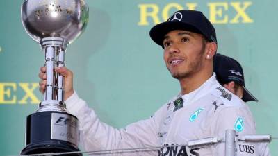 El británico Lewis Hamilton posa con el trofeo en el Gran Premio de Japón de Fórmula Uno.