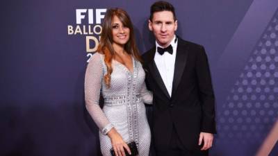 Lionel Messi y Antonella Roccuzzo en su paso por la alfombra roja de la Gala del Balón de Oro 2015.