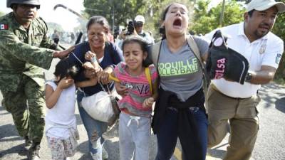 Miembros de la Guardia Nacional de México y oficiales del Instituto Nacional de Migración detuvieron a los migrantes centroamericanos, en su mayoría hondureños, en Ciudad Hidalgo, Chiapas, México, luego de que entraran de forma ilegal al territorio mexicano.La llamada caravana 2020 intenta llegar a Estados Unidos. Fotos: AFP