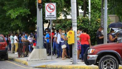 Ayer había una fila larga de personas en las afueras de la oficina de Banco de Occidente en el centro de San Pedro Sula.