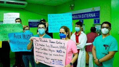 <b><span class=mln_uppercase_mln>Asamblea.</span></b> Ayer se reunió personal del Colegio Médico en el Leonardo Martínez.<span class=mln_uppercase_mln> Foto: A.izaguirre</span>