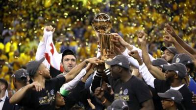 El alero Kevin Durant con 39 puntos lideró el ataque ganador de los Warriors de Golden State que se impusieron por 129-120 a los Cavaliers de Cleveland en el quinto partido de las Finales de la NBA y se proclamaron nuevos campeones. AFP
