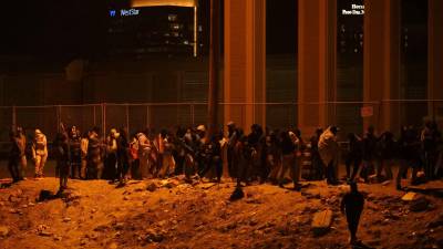 Desolados y frustrados, cientos de venezolanos que languidecen en la frontera de México lloraron la decisión de la Corte Suprema de Estados Unidos el lunes de mantener las restricciones migratorias en el sur del país norteamericano.