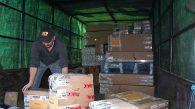 Un agente del Ministerio Publico (MP) participa este 11 de enero de 2014 en un operativo en el que se incautaron 915 armas de diferente calibre que pertenecientes a una banda dedicada al contrabando de licor y cigarrillos que fue desmantelada este 10 de enero de 2014, en Ciudad de Guatemala (Guatemala). EFE