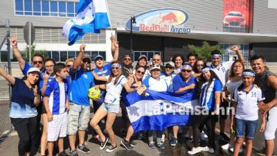 Hondureños calentaron el ambiente en las afueras del Estadio Red Bull.