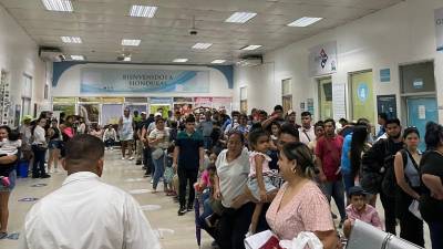 Cientos de hondureños en las oficinas de Migración esperando terminar el registro para cruzar a El Salvador.