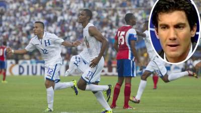Brazil's Neymar (not in frame) and Gabriel Jesus (centre R) break an egg on the head of teammate Philippe Coutinho as they celebrate his birthday during a training session at Sochi Municipal Stadium in Sochi on June 12, 2018, ahead of the Russia 2018 World Cup football tournament. / AFP PHOTO / Nelson ALMEIDA