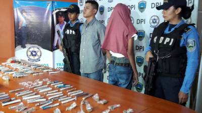 Los dos jóvenes fueron detenidos en el barrio Cabañas de San Pedro Sula.