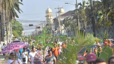 La feligresía católica de La Ceiba durante la procesión del Domingo de Ramos.