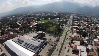 El bulevar de Jardines del Valle es considerado para usos múltiples, antes era residencial. Foto: Franklyn Muñoz.