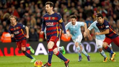 El delantero argentino del FC Barcelona Leo Messi lanza el penalti que remata el delantero uruguayo Luís Suárez.