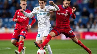 GRAF1617. Madrid, 10/01/2018.- El centrocampista croata del Real Madrid, Mateo Kovacik (c), intenta llevarse el balón ante los jugadores del Numancia, Daniel Nieto (i) y Gregorio Sierra, durante el encuentro correspondiente a la vuelta de los octavos de final de la Copa del Rey disputado esta noche en el estadio Santiago Bernabéu, en Madrid. EFE / Rodrigo Jiménez.