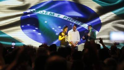 Bolsonaro, y su esposa Michelle, asistieron a un culto de agradecimiento tras la victoria del candidato ultraderechista en Brasil./EFE.