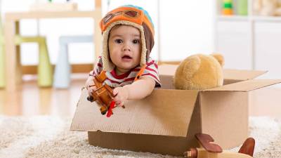 Un niño disfrutando al jugar con juguetes.
