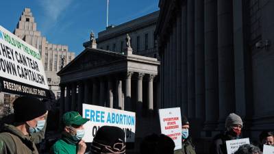 Activistas pro aborto se manifiestan frente a la Corte Suprema de Justicia en Estados Unidos.