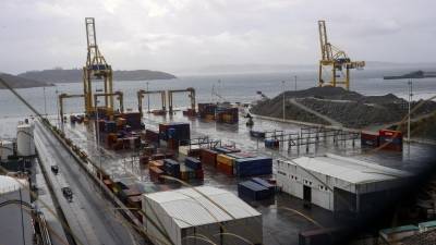 Vista del puerto del Ferrol en el marco de la firma de un acuerdo con la empresa hispano-china ATIUM_ARCFOX para la importación de vehículos a través de su terminal de contenedores.
