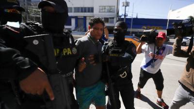 Escoltado por agentes de la DNPA, así llegó el “Pescado” Bonilla a la audiencia de declaración de imputado.