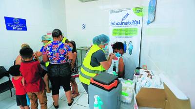 En el macrodistrito de Las Palmas se continúa con la vacunación de adultos y niños.