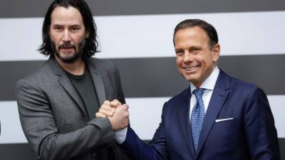 El actor canadiense Keanu Reeves posa con el gobernador del Estado de Sao Paulo, João Doria. EFE