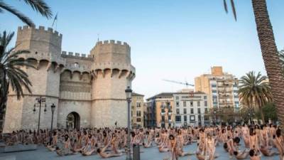 Fotografía cedida por la Asociación Intramurs de las 1.300 personas que se han desnudado frente a las Torres de Serranos de València ante el fotógrafo Spencer Tunick, quien ha querido mostrar una analogía entre un edificio antiguo y las nuevas relaciones entre hombres y mujeres 'hacia un camino más igualitario, reconstruyendo mentes y corazones'. EFE