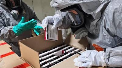 Agentes antidrogas inspeccionan un cargamento de fentanilio incautado en 2023 en Puerto Cortés.