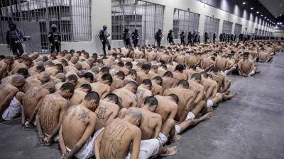 Ya son 4,000 lossupuestos pandilleros recluidos en la nueva megacárcel de El Salvador.