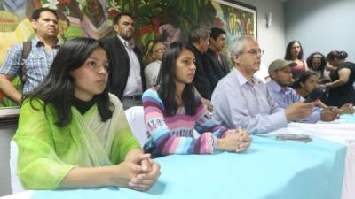 Los hijos de Berta Cáceres y el hermano del mexicano ayer en conferencia de prensa.