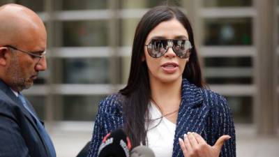 Joaquín 'El Chapo' Guzmán ha presentado ante el juez de su caso una petición inusual: el presunto ex jefe del Cártel de Sinaloa, que empezará a ser juzgado el martes que viene en Nueva York, solicitó poder abrazar a su esposa, Emma Coronel, en la corte.