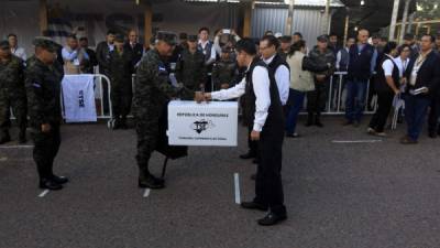 El general Francisco Álvarez recibió de parte de los magistrados del TSE las maletas electorales para su distribución.