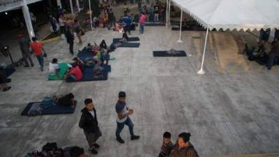 Para brindarle asistencia a la población que aguarda en Tecún Umán, la embajada de Honduras en Guatemala ha coordinado esfuerzo con las autoridades locales a beneficio de sus compatriotas. Imagen EFE