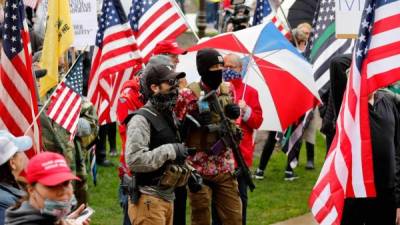 Cientos de manifestantes armados protestaron este jueves frente al Capitolio estatal de Michigan exigiendo a las autoridades levantar el confinamiento en ese estado, uno de los más afectados por la pandemia de coronavirus en EEUU.